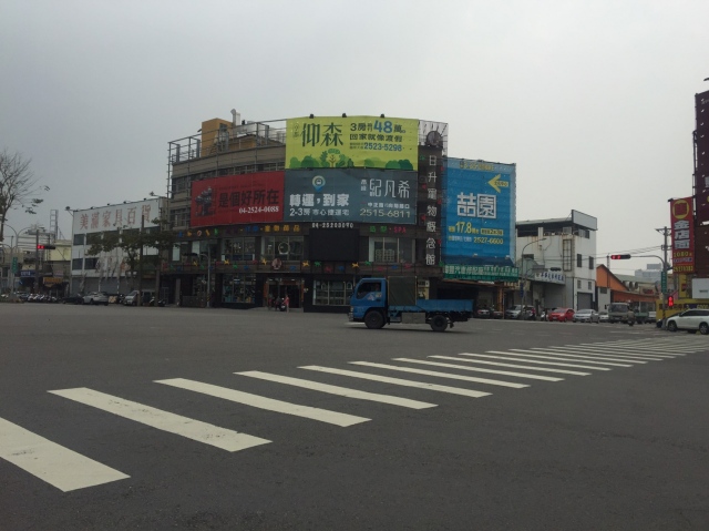 豐原圓環北路二段豐勢路電視牆